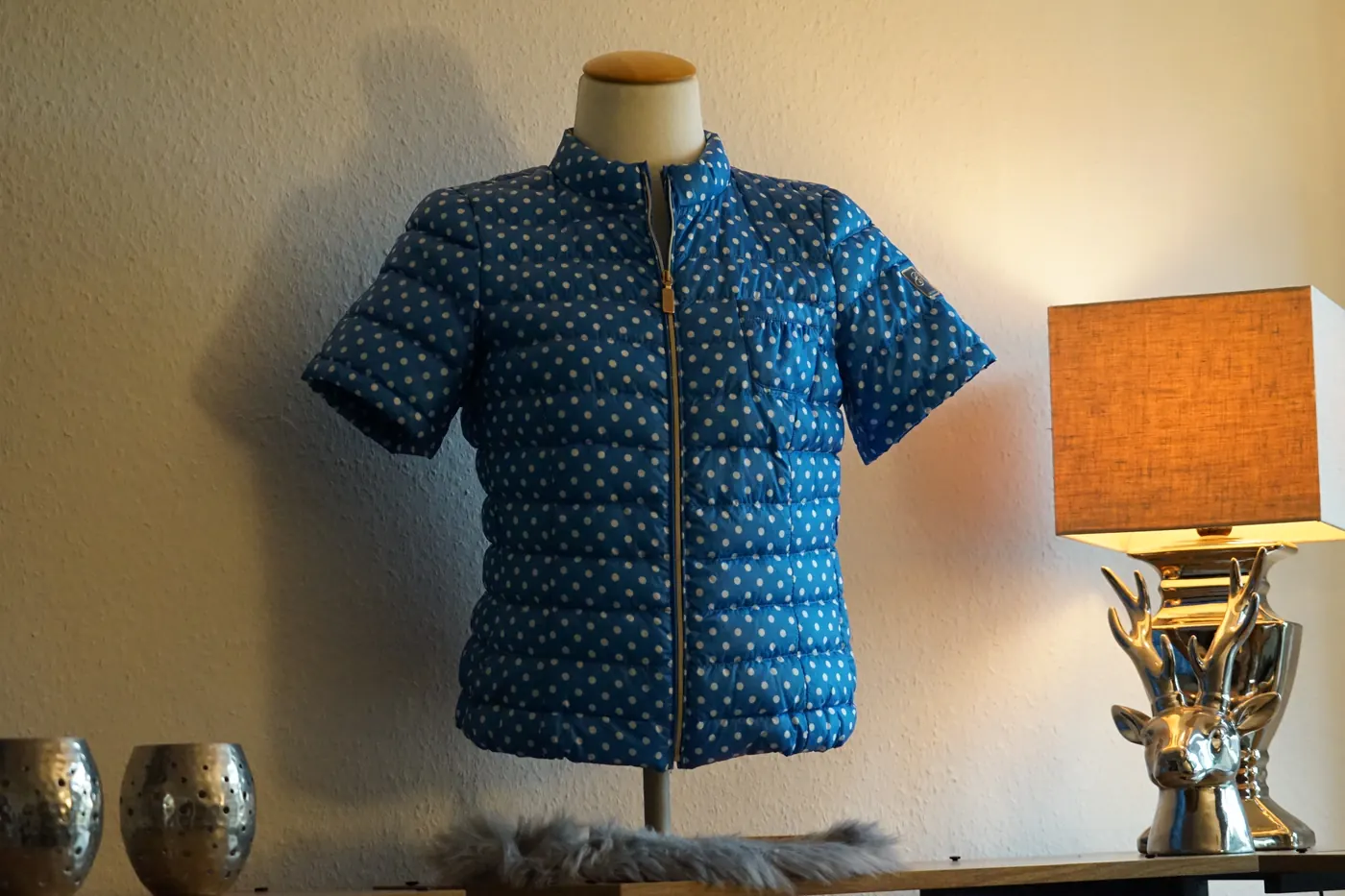 Blaue gesteppte Jacke auf einer Büste