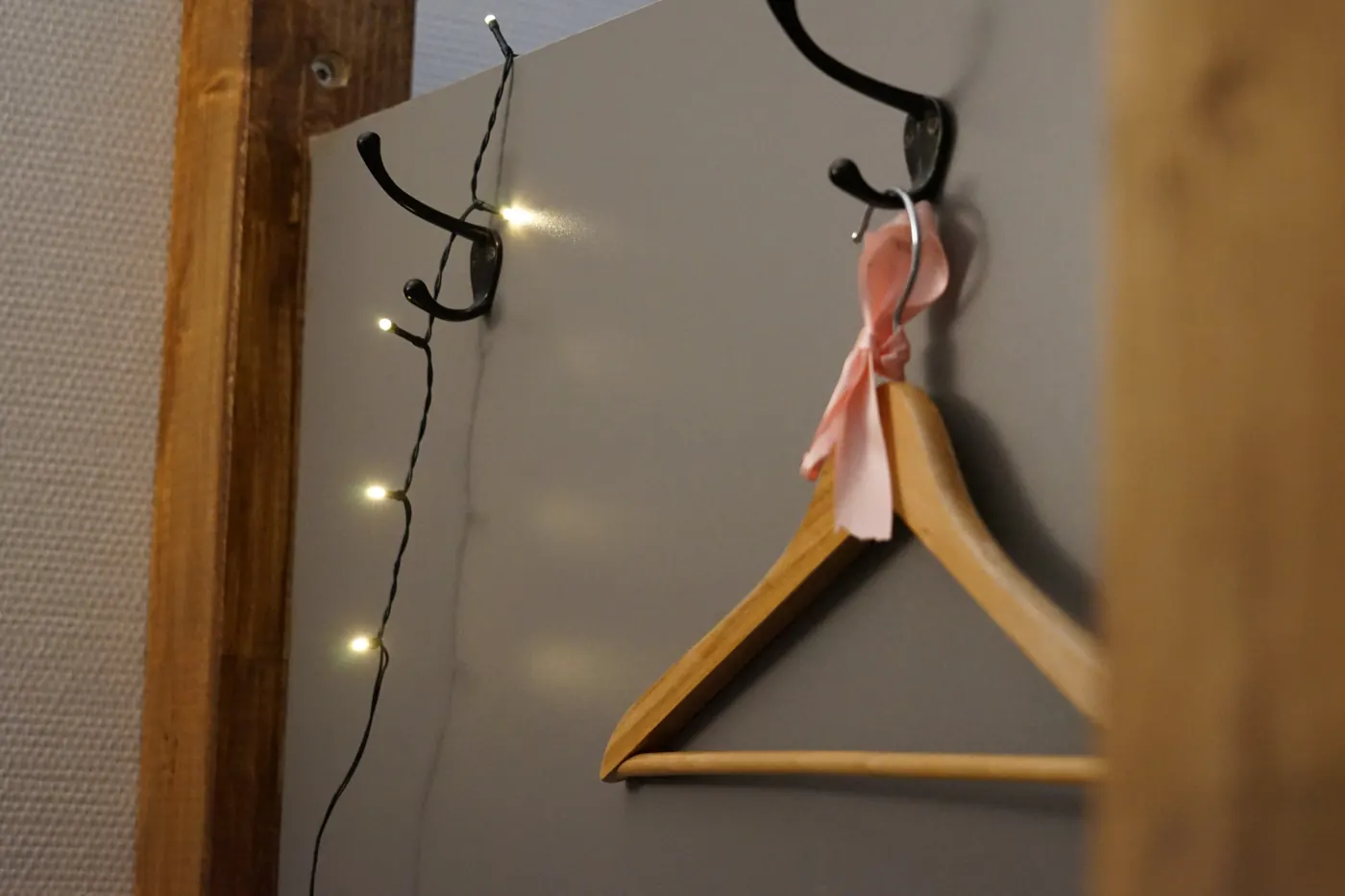 Holzbügel mit rosa Schleife