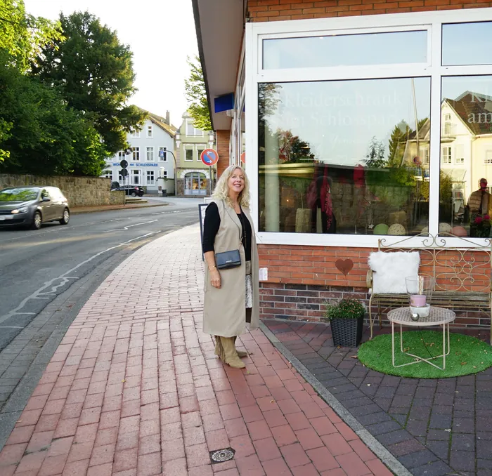 Yvonne vor dem Schaufenster am Eröffnungstag