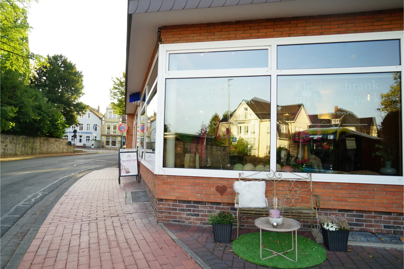 Schaufenster und Sitzbank vor der Secondhand-Boutique Kleiderschrank am Schlosspark in Bad Salzuflen-Schötmar