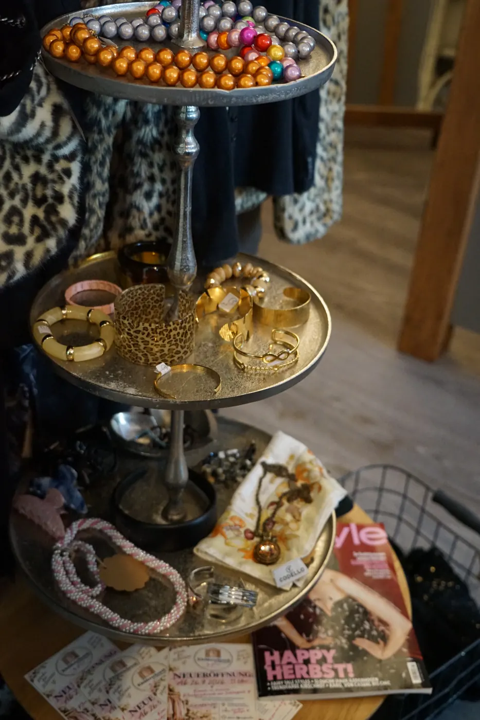 Schmuck auf einer Etagere