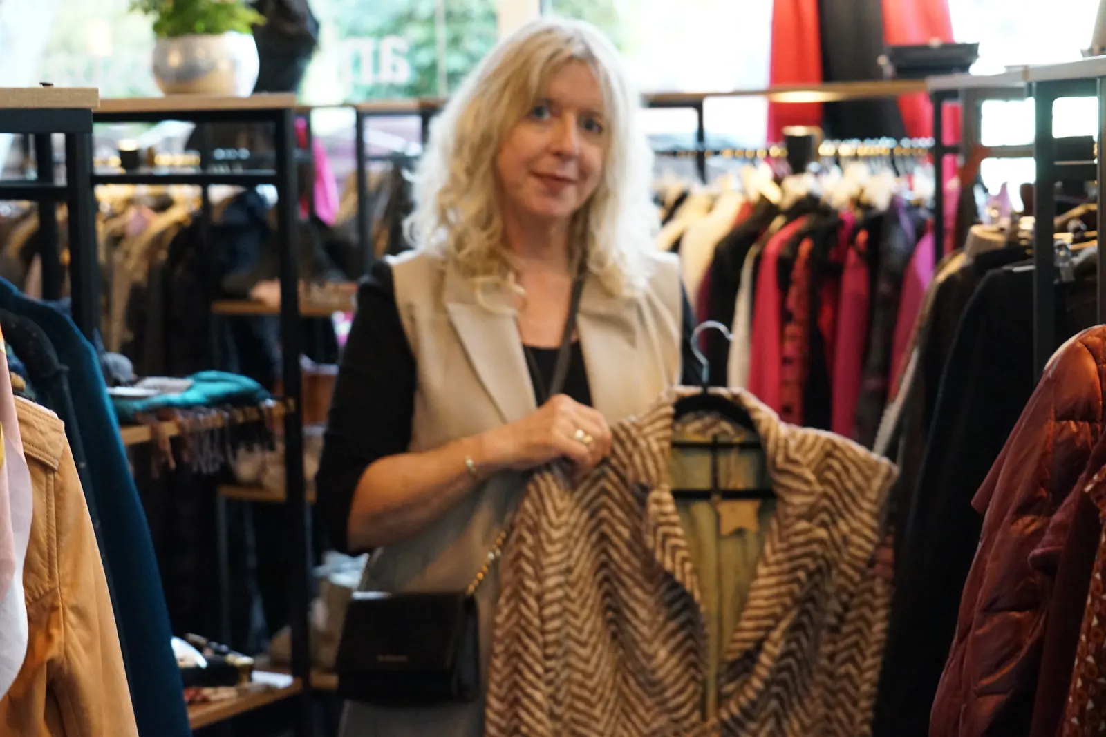 Yvonne berät im Laden