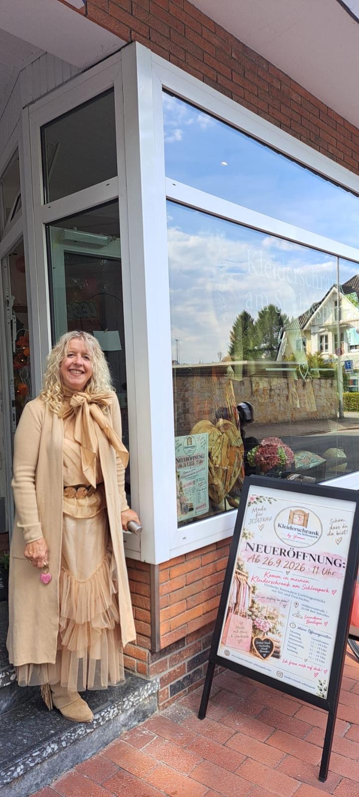 Yvonne vor dem Eingang ihrer Boutique am Schlosspark